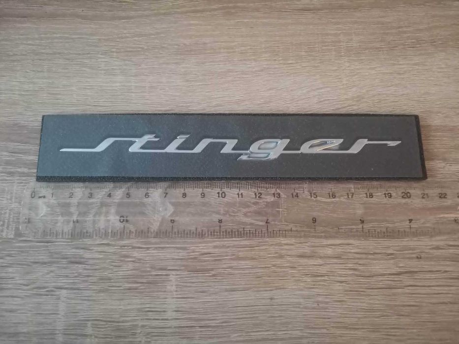 сребрист надпис Kia Stinger малък размер
