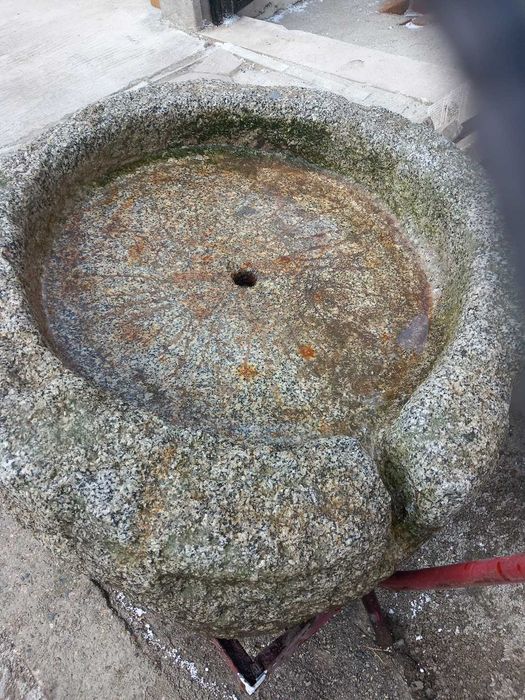 Воденичен камък  от малка   воденица.