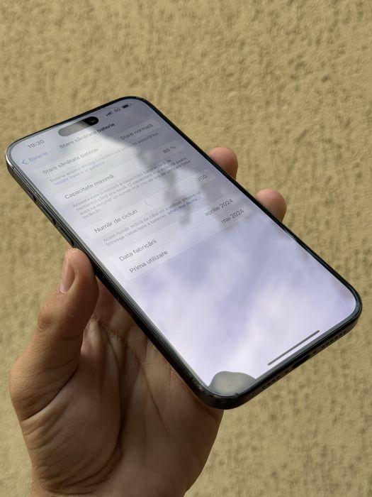 • Vand IPhone 15 Pro Max { 256GB }