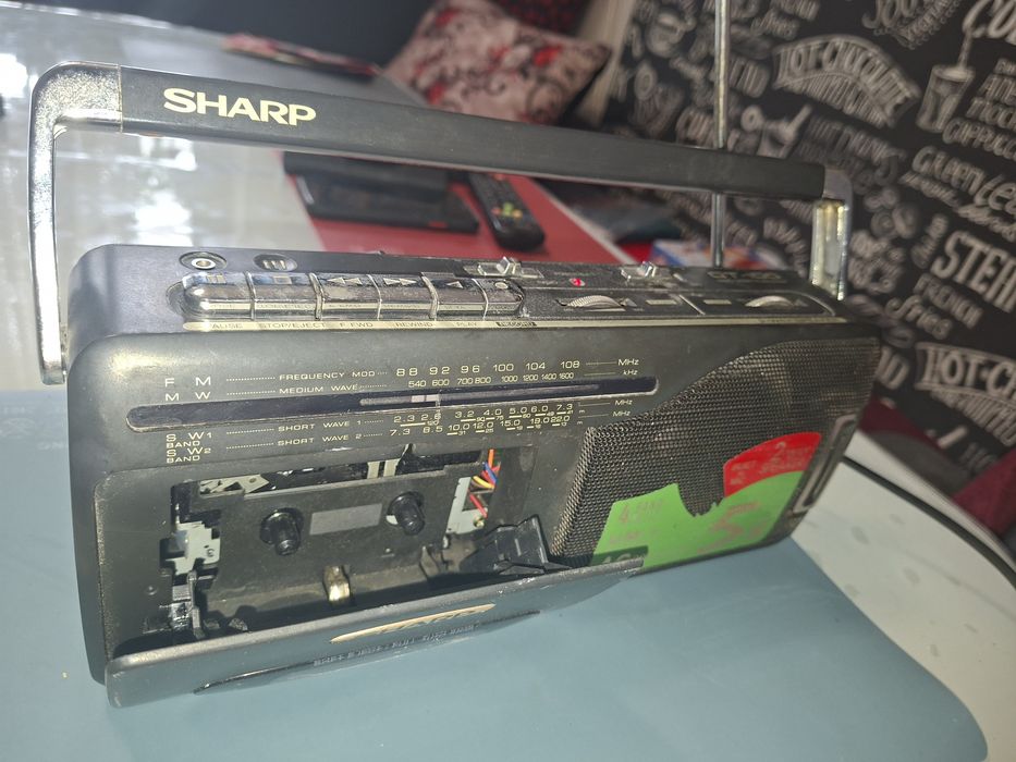 Radiocasetofon SHARP QT-100, radio 4 benzi, inclusiv Antena Satelor