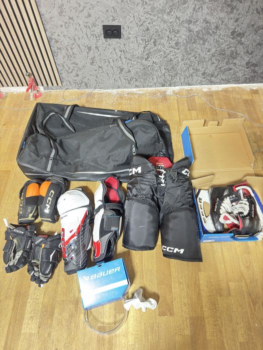 Продам комплекты с хоккею