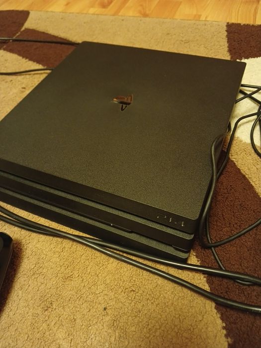 Vând ps4 pro 1T.