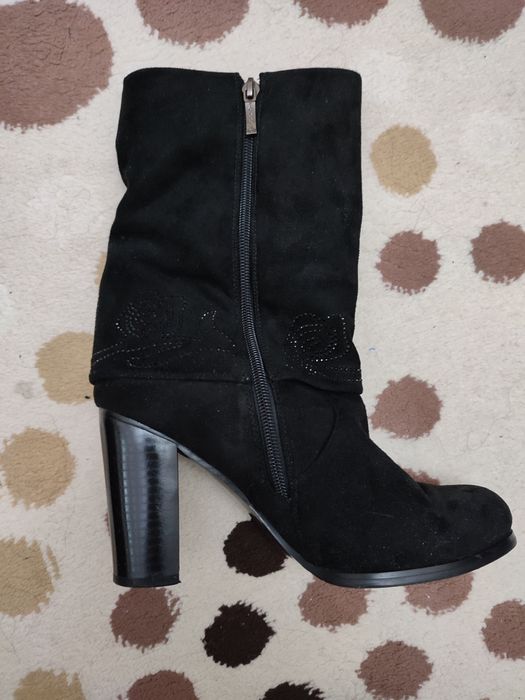 Продаю замшевые ботинки