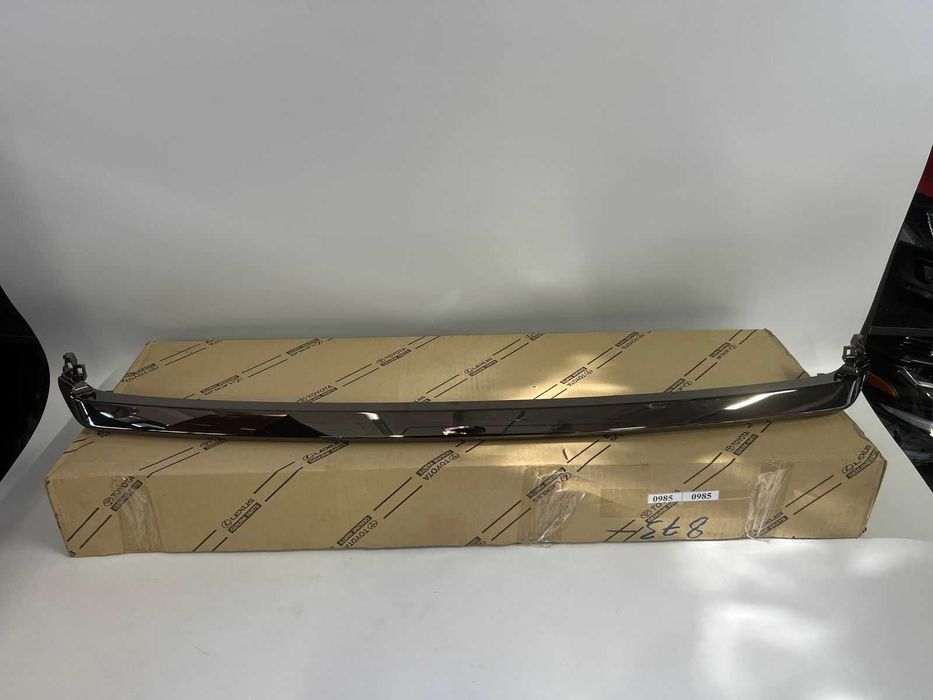 Хром молдинг решетки радиатора на Lexus RX