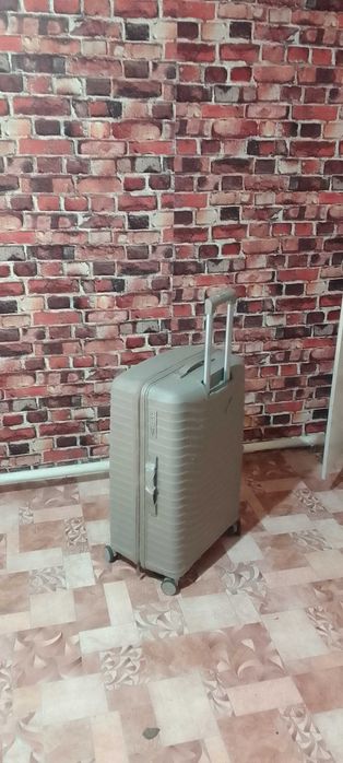 Продам чемодан на колесах