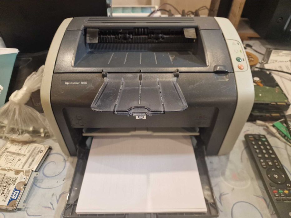 Принтер HP 1010 с полным комплектом кабелей и 2 картриджами