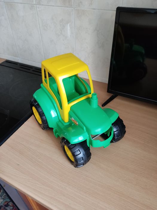 Машинка трактор большой.