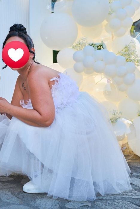 Бяла рокля с пера