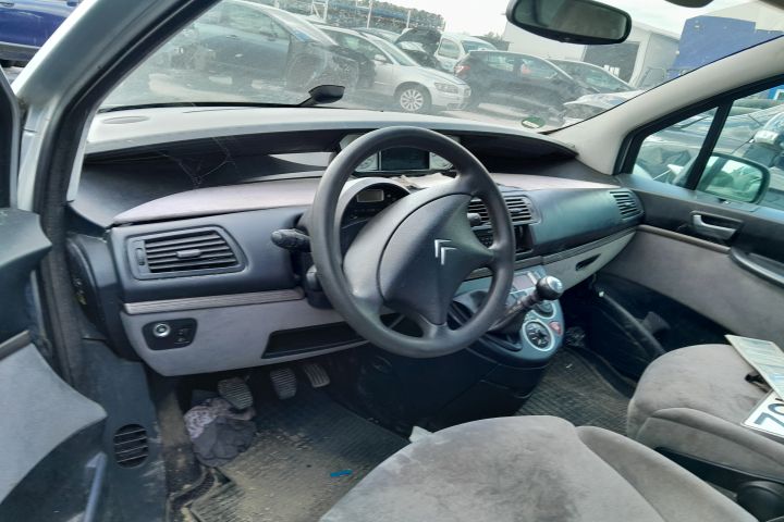 Dezmembrez Citroen C8 1