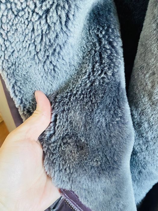 Красивая дубленка сиреневого цвета