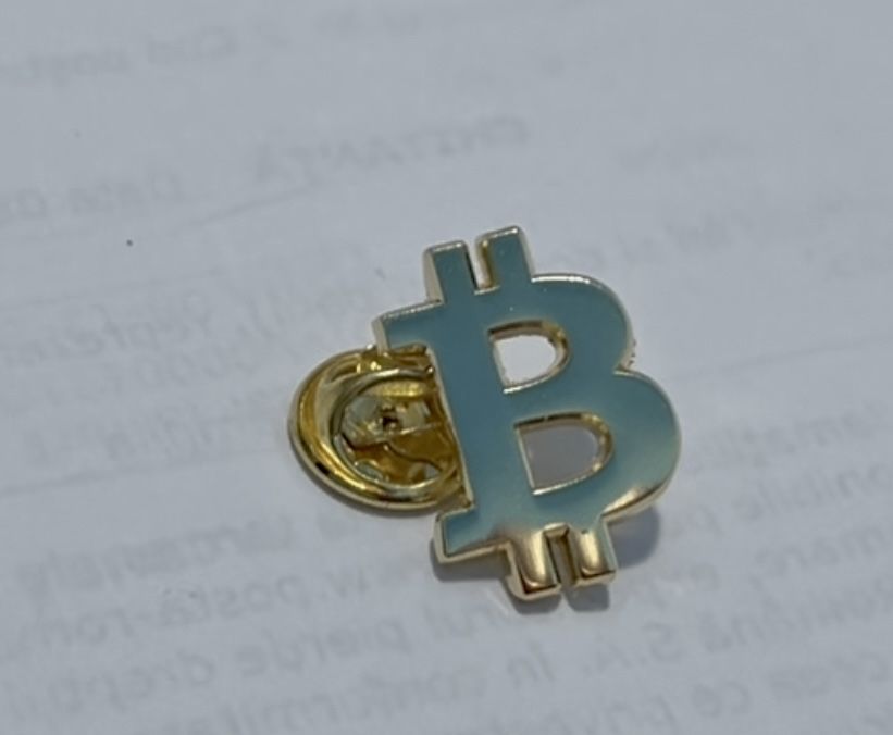 Pin sigla Bitcoin aurit - rever la sacou