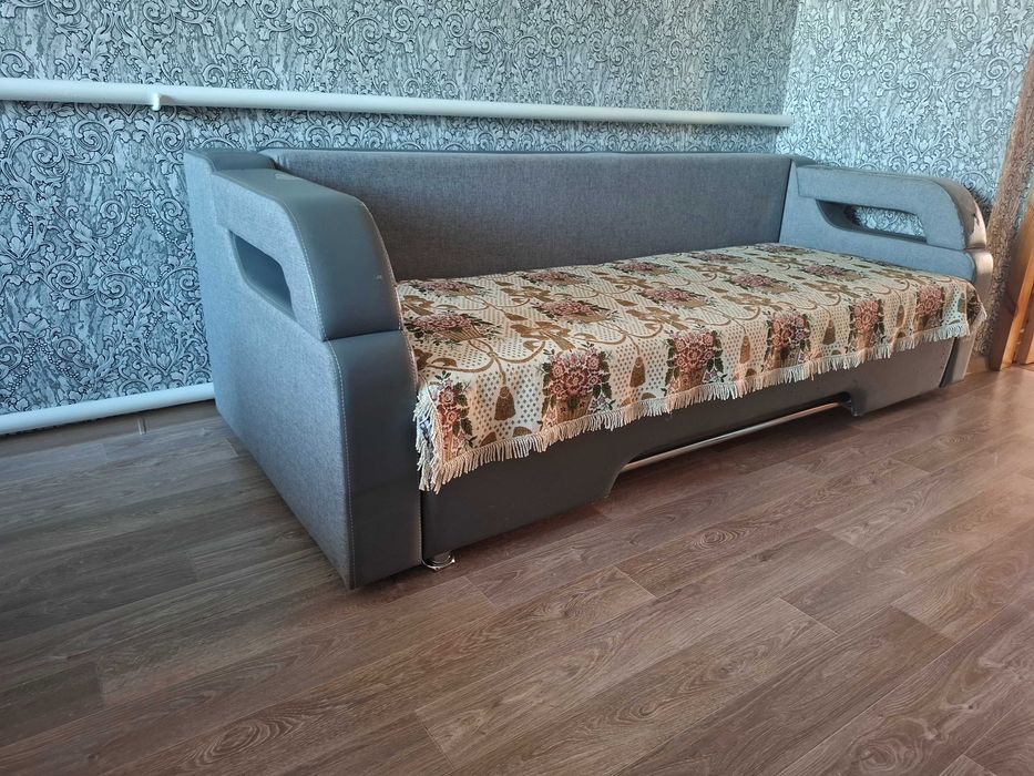 Продам диван в сером цвете