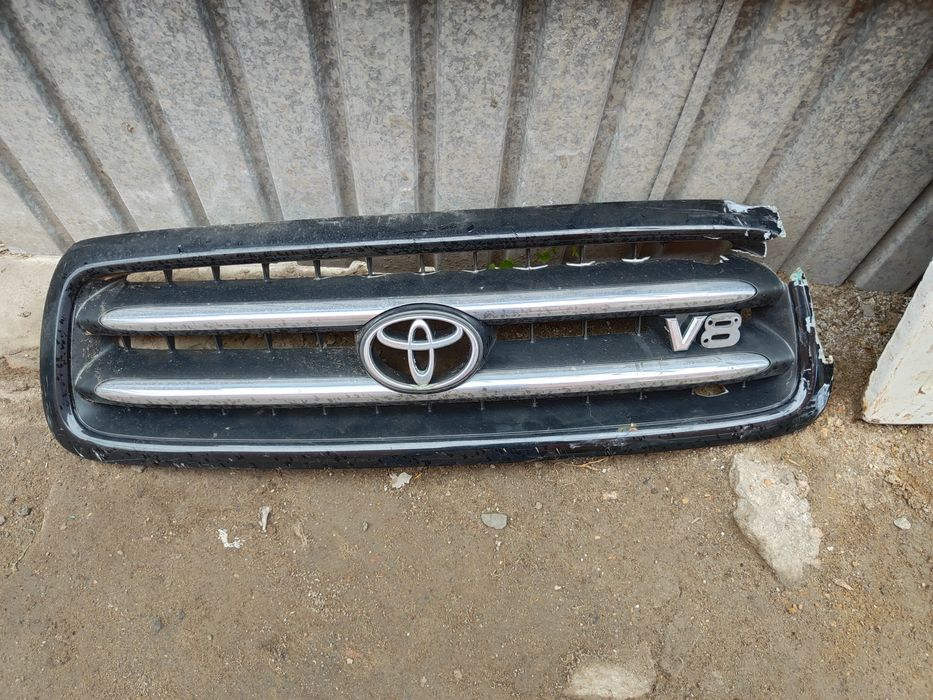 Продам решетку радиатора Тойота Секвойя