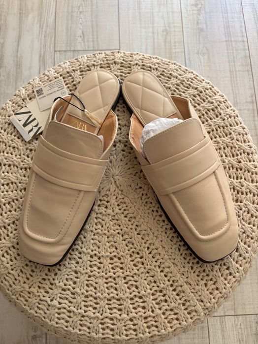 Модерни бежеви обувки ZARA