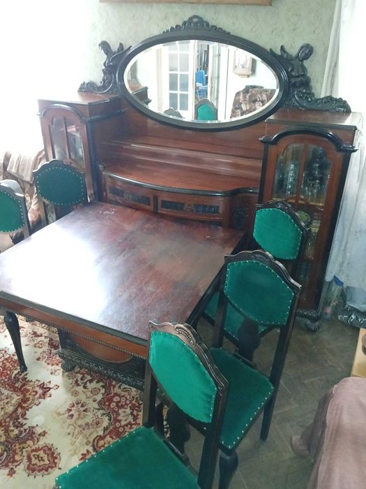 Set complet mobilier sufragerie veche care include masa extensibila,6 scaune,bufet si o vitrina mare