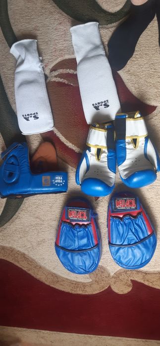 Боксерские перчатки