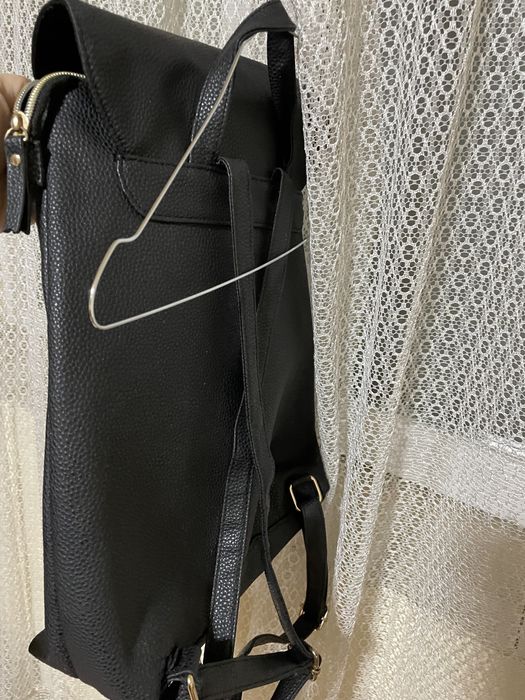 Rucsac negru destul de incăpător