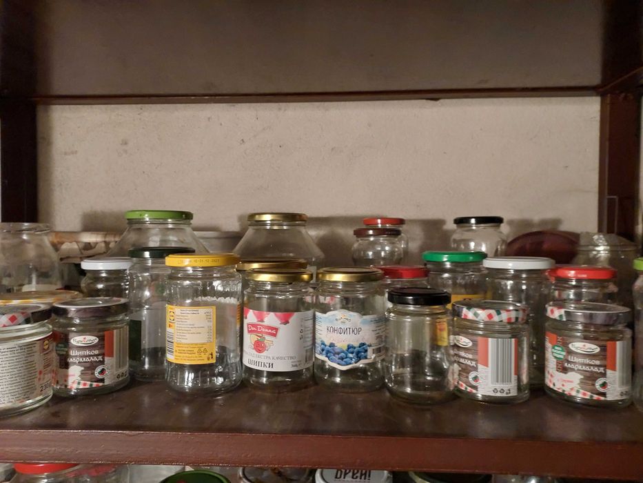 Стъклени буркани и бутилки