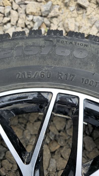 Продам зимние шиповные резины с дисками