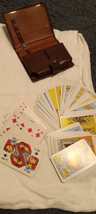 Cărți de joc și de tarot