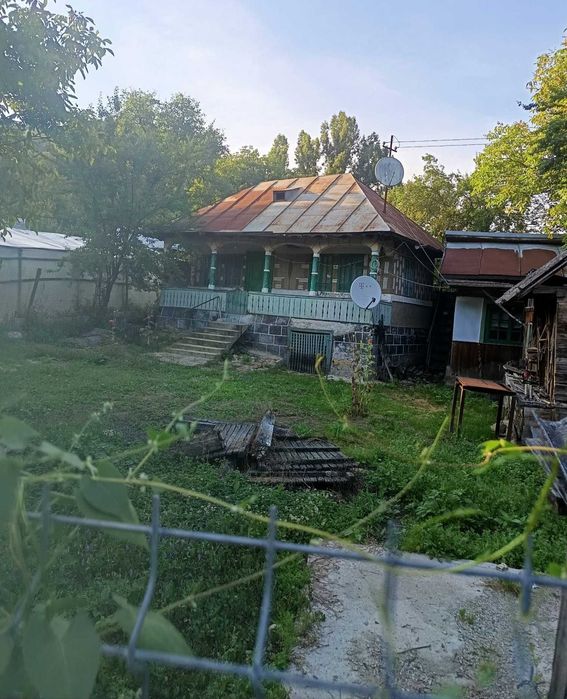 Vând casa la țară