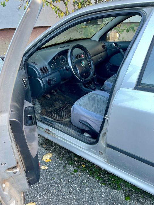 Vând în Lugoj Skoda Octavia Tour M1 AA berlină pe motorină motor AXR 1.9 TDI 101 CP 74 kw achiziționată nouă la 21.11.2008.
