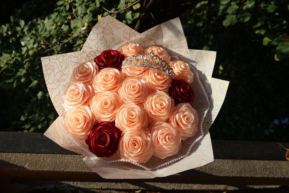 Вечен букет от 19 рози (с аромат) с коронка за поводи
