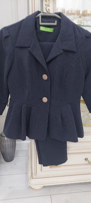 Костюм көйлектер сатылады. 44-ші Размер. 5-15мың тг арасында. Б/у.