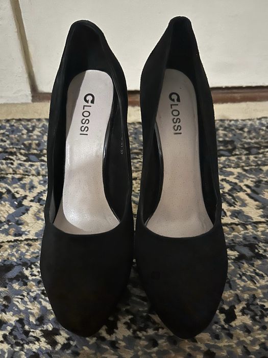 Черные туфли из натурального замша от бренда Glossi