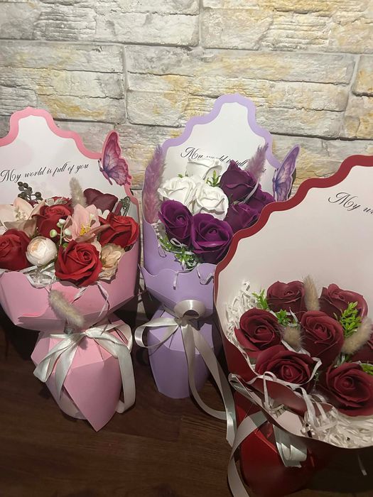 Букет от вечни рози и светещи пеперуди