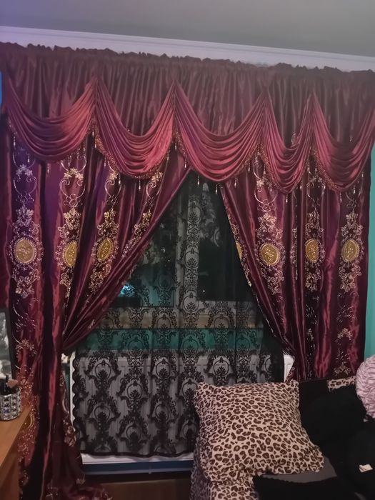 Set draperii elegante bordo cu lambrechin.
