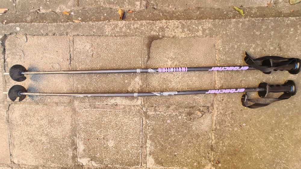 Продавам два броя употребявани ски + щеки