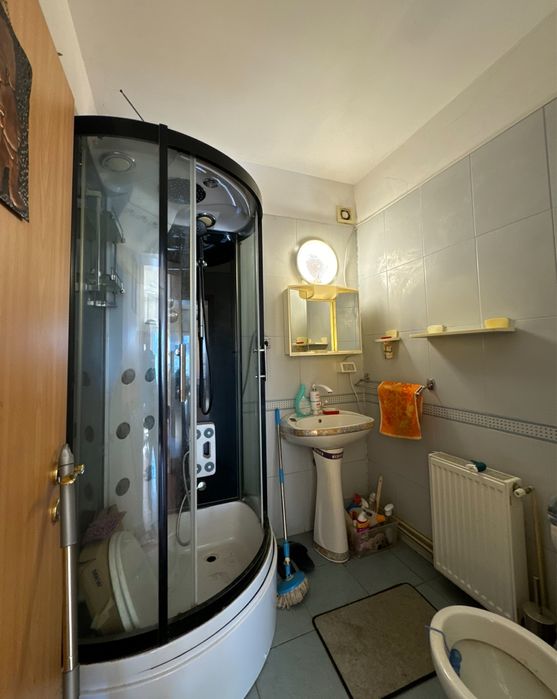 Vand urgent Apartament cu 3 camere ,doua bai,2 parcari,filigorie