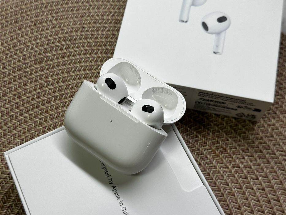 AirPods 3, с кутия