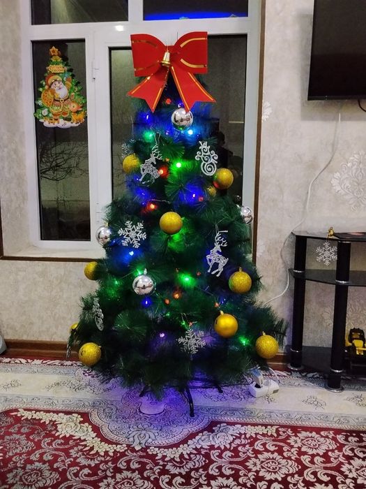 Ёлка новогодняя с игрушками