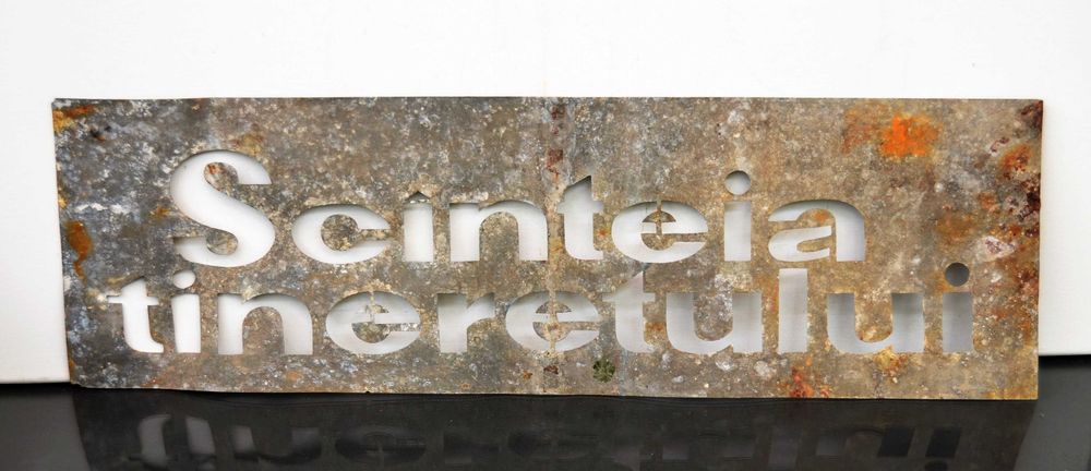 Șablon din tablă zincată folosit la publicitatea ziarelor în comunism