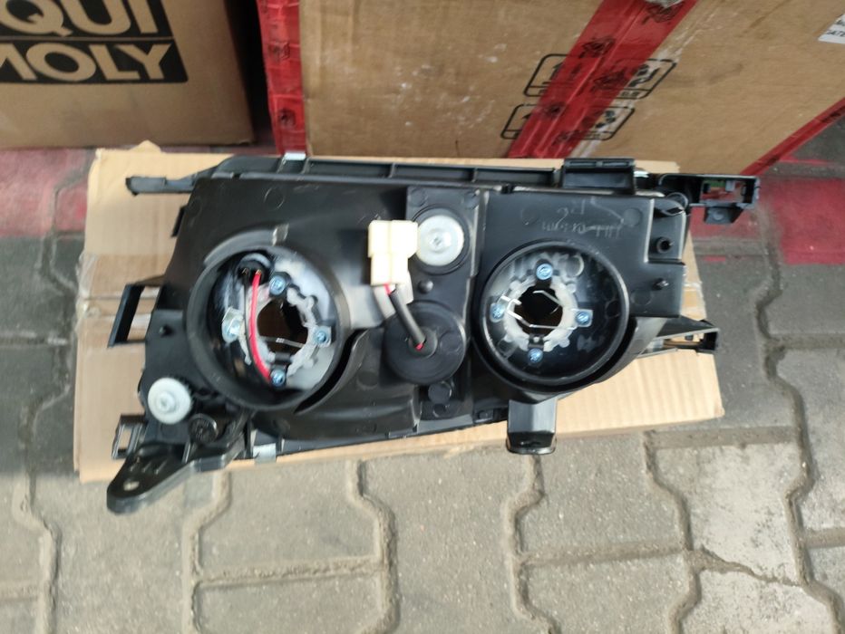 Авенсис фара доресталинг