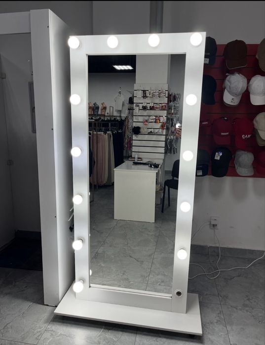 Зеркело с лампочками как новое