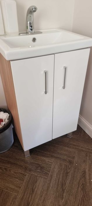 Раковина с тумбой и смесителем сенсор