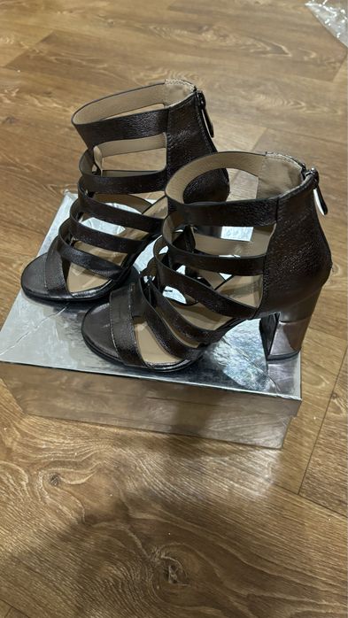 Продам обувь туфли/ сапожки 36-37 размер