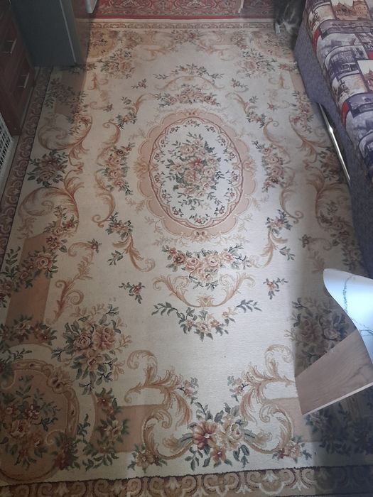 Продам 2ковра и два шкафа