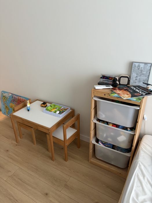 Продавам детски комплект масичка и столчета и шкаф Ikea