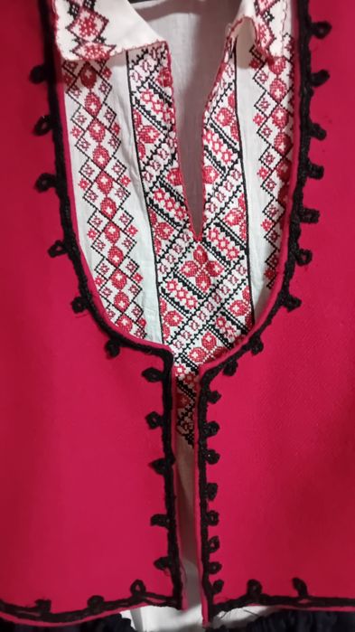 Мъжка  носия.  Пищимал червен,син