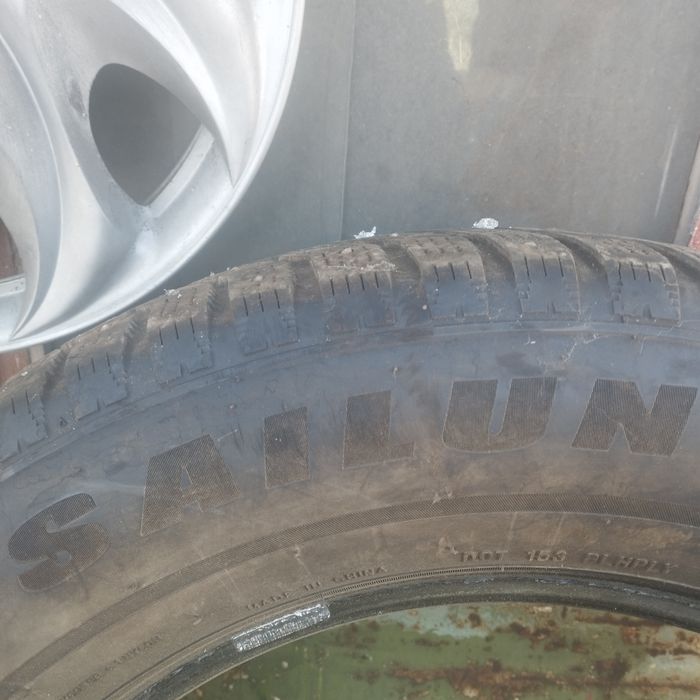 Продам срочно два балона зимняя резина шипованая .