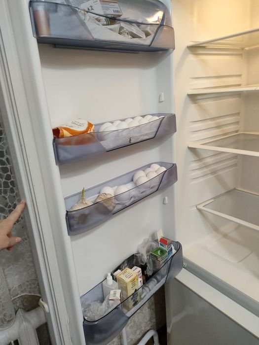 Холодильник с морозильной камерой