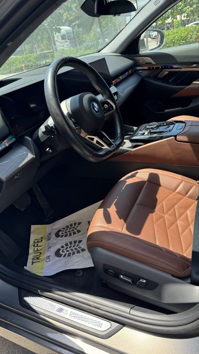 Bmw i5 35L monitorli