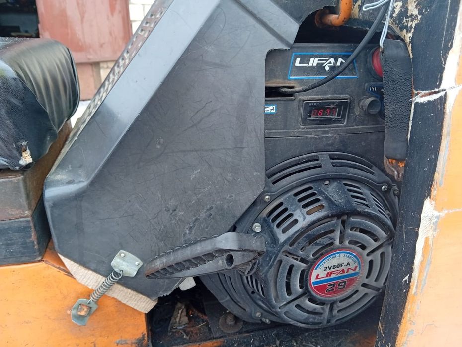 Продам снегоход буран