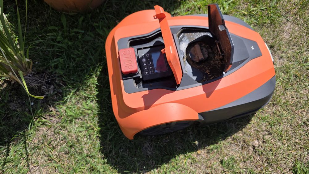 Косачка робот IHunt RoboMower Pro 2500 m2 5.2A Tuya