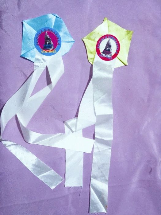 Realizez insigne personalizate pentru absolvenții de liceu sau școală