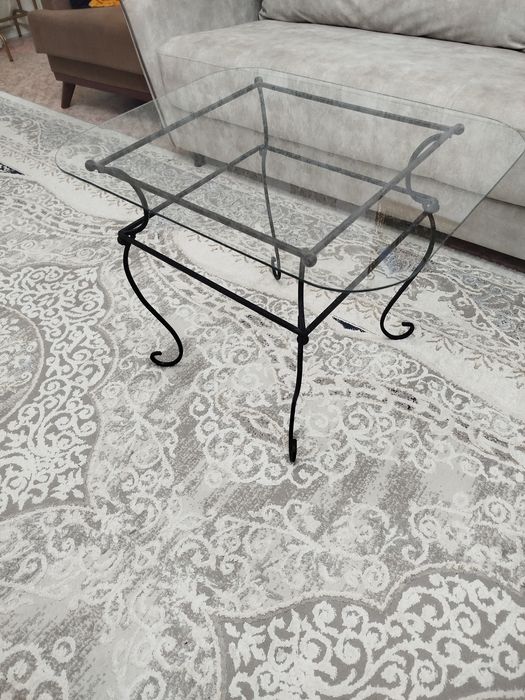 Продам столик в отличном состоянии.